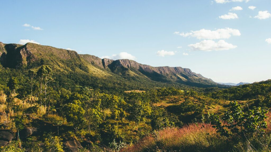 Paisagem da Chapada dos Veadeiros, em Goiás, com serra e vegetação de cerrado sob céu azul